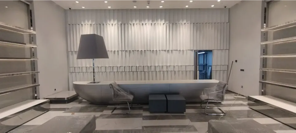 Ahşap duvar panelli otel resepsiyon alanı